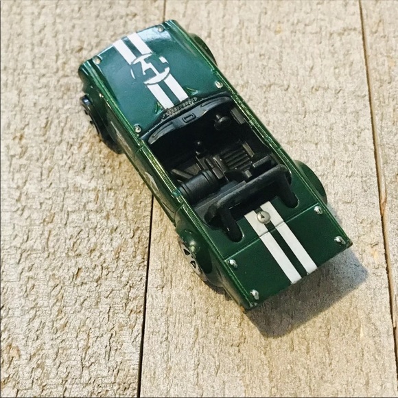 Hot Wheels New Models Series Triumph TR6 33/42 2009 - Picture 3 of 6